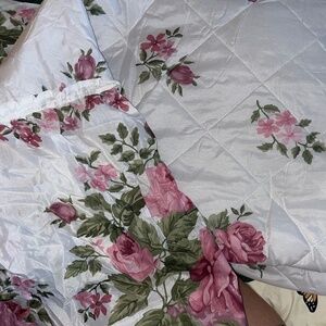 BRAND NEW! Never Used! Maywood Mauve & White Floral Queen Bedspread